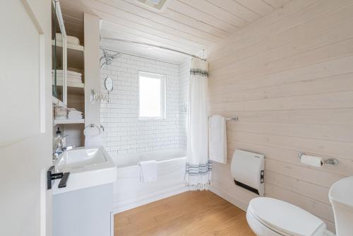 Vannituba majutusasutuses Puddin' Pan Cozy Beach Cottage on Ocean