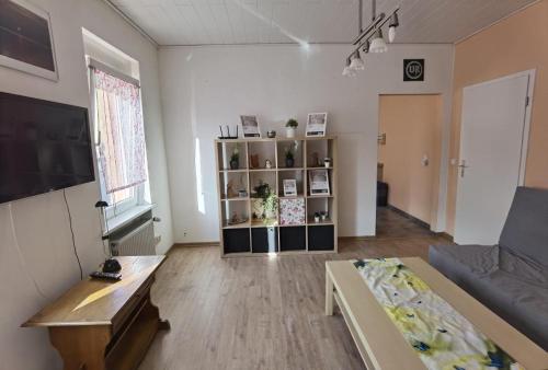 TV a/nebo společenská místnost v ubytování Gemütliche Ferienwohnung In Herrensohr Mit Garten, Grill Und Terrasse