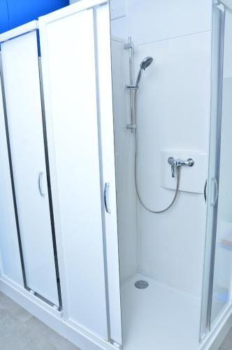 ドライアイヒにあるXenon hostelsのガラスドア付きのシャワー付きのバスルーム