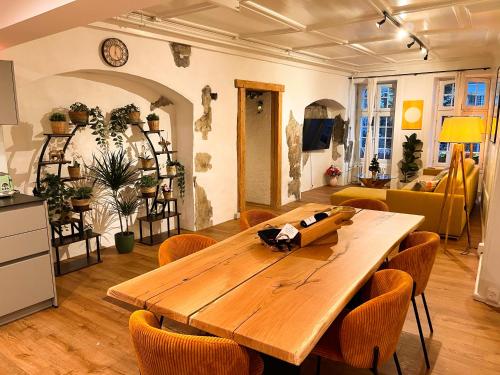 a dining room with a wooden table and chairs at Leone Stays - Golden Castle Loft in Thun