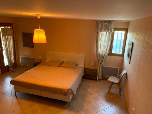 Ένα ή περισσότερα κρεβάτια σε δωμάτιο στο Gîte au Ventoux