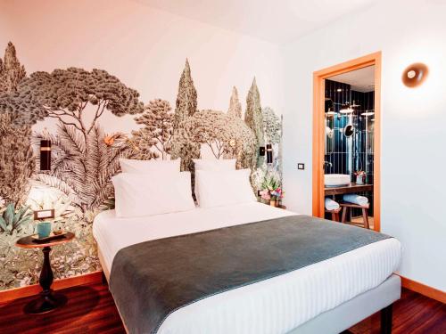 a bedroom with a large bed with a wall mural at Hotel Mercure Roma Corso Trieste in Rome