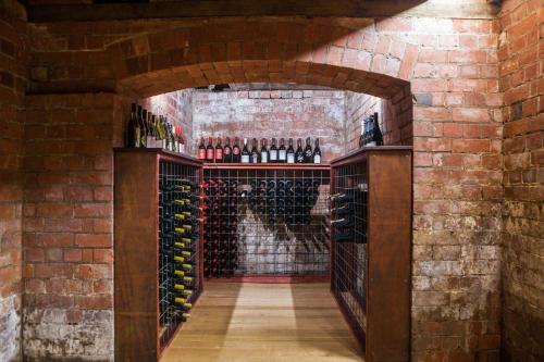 une cave à vin avec un mur en briques dans l'établissement Lancefield Guest House, à Lance Field