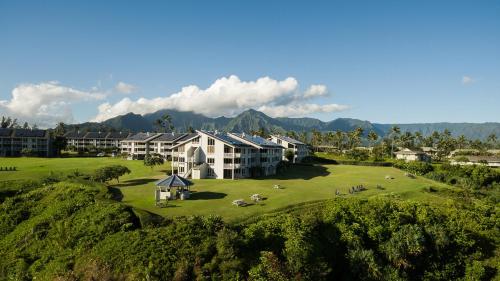 uma vista aérea de um resort com montanhas ao fundo em The Cliffs at Princeville by ResorTime em Princeville