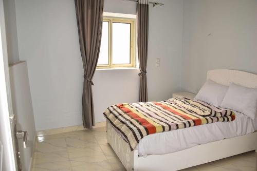 Ένα ή περισσότερα κρεβάτια σε δωμάτιο στο Alhadi Guest house