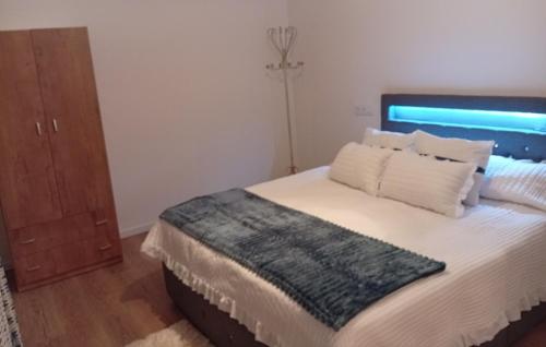a bedroom with a bed with white sheets and pillows at O Caminho Azul in Olivenza