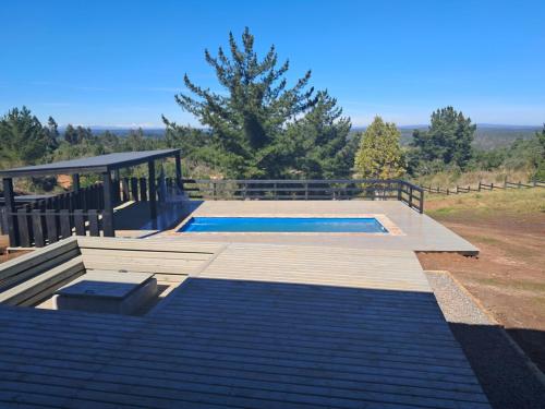 Maravillosa Casa en Puertecillo的一个带木甲板的游泳池