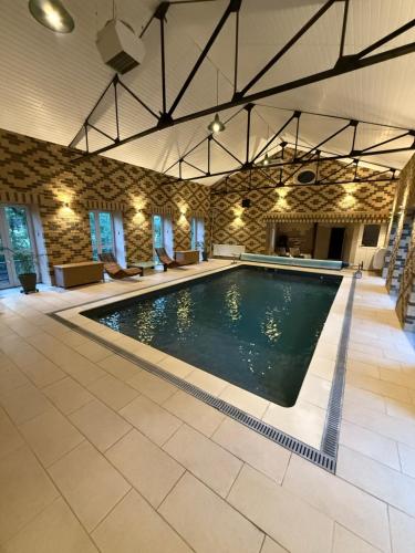 Piscina a La Laiterie o a prop