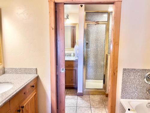 Koupelna v ubytování Cozy Zermatt 2BR 2BA Villa with Pool & Kitchen -8385