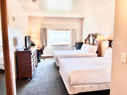 Postel nebo postele na pokoji v ubytování Cozy Zermatt 2BR 2BA Villa with Pool & Kitchen -8385