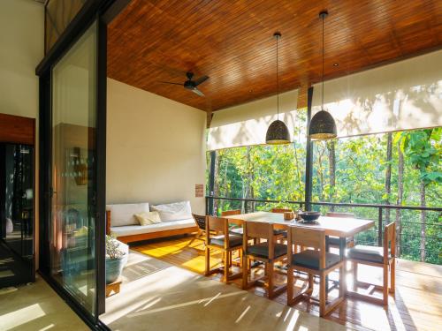 ein Esszimmer und ein Wohnzimmer mit Tisch und Stühlen in der Unterkunft Vacation Home Retreat, 3BD, 3BA, Sleeps 8 in Delicias