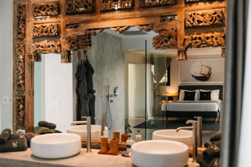 ラハレスにあるVilla Shepherd Lajares - LUXURY VILLA FUERTEVENTURAの部屋には洗面台が4つとベッドが1台あるバスルーム