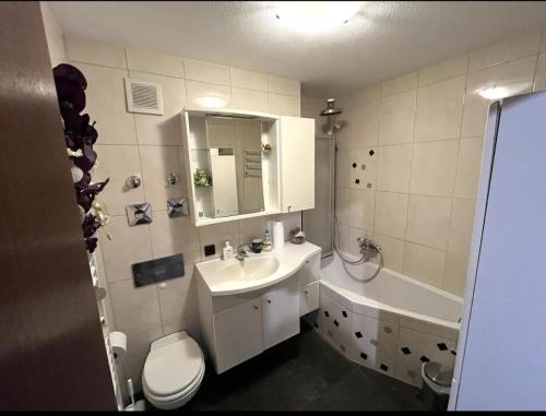 Un baño con lavabo, inodoro y bañera. en Gemütliche 2-Zimmer Wohnung in Boblingen, en Böblingen