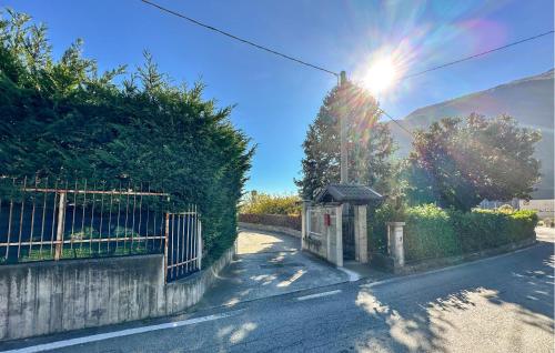 蓬圣马丁2 Bedroom Stunning Home In Pont-Saint-Martin的街道上的一扇大门，天空中阳光灿烂。