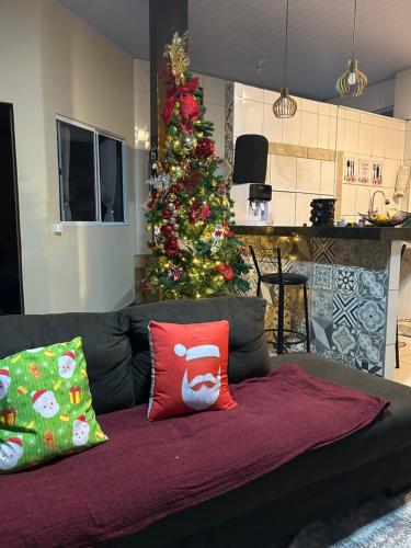 a christmas tree in a living room with a couch at Refúgio Dom Emanuel in Pirenópolis