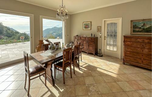 une salle à manger avec une table et des chaises et une fenêtre dans l'établissement Pet Friendly Home In Vallecrosia, à San Biagio della Cima
