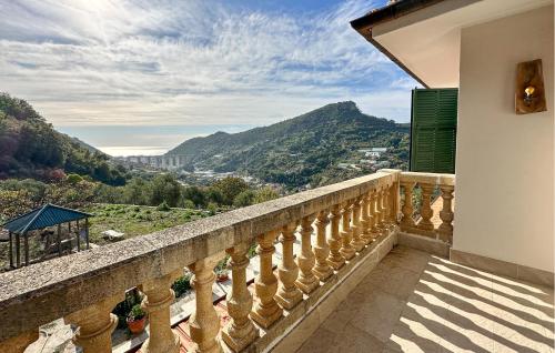 un balcon avec vue sur une montagne dans l'établissement Pet Friendly Home In Vallecrosia, à San Biagio della Cima