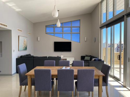 Gallery image of Redcliffe 4-Bedroom Waterfront Apartment in Redcliffe