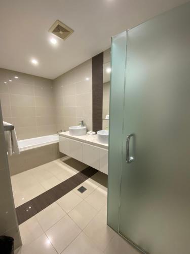 Gallery image of Redcliffe 4-Bedroom Waterfront Apartment in Redcliffe