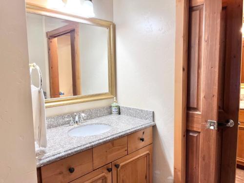 a bathroom with a sink and a mirror at Cozy Zermatt Swiss King Villa with Kitchen Near Park City & Deer Valley Ski Resorts - 1089 in Mound City