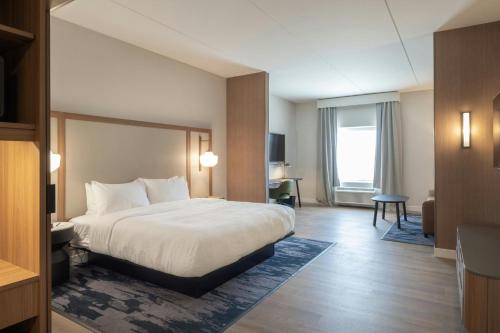 een hotelkamer met een groot bed en een raam bij Fairfield Inn & Suites Dayton Beavercreek in Beavercreek