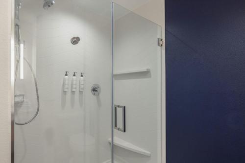 een badkamer met een douche met een glazen deur bij Fairfield Inn & Suites Dayton Beavercreek in Beavercreek