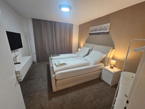 a small room with a bed and a television at Zentrale & gemütliche Wohnung in Wolfsburg in Wolfsburg