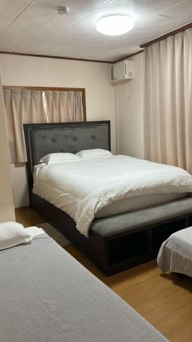 a bedroom with a large bed and a window at Velvet House in Murokawa