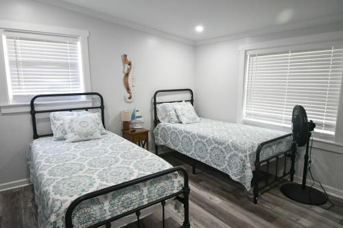 Giường trong phòng chung tại Spacious 4BR Luxury Retreat at Fort Walton Beach