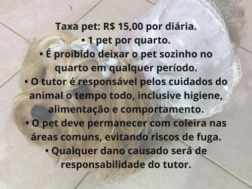 クムブコにあるPousada Sunrise Beachのテーブルの上には材料のリストが書かれたビニール袋が置かれている