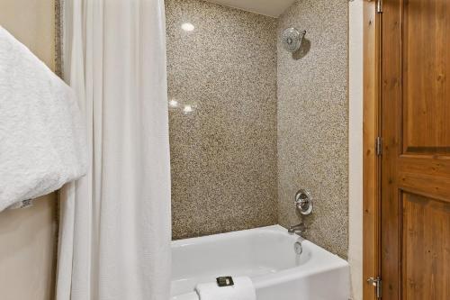 Koupelna v ubytování Relaxing Double Queen Suite Near Park City & Sundance Ski Resorts - 2020