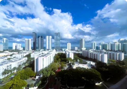 Γενική άποψη της πόλης Sunny Isles Beach ή θέα της πόλης από  αυτό το διαμέρισμα