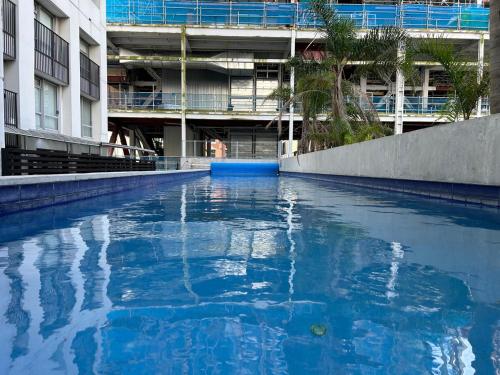 una gran piscina de agua azul en un edificio en Adjacent to the Sky Tower, with a super large space, en Auckland