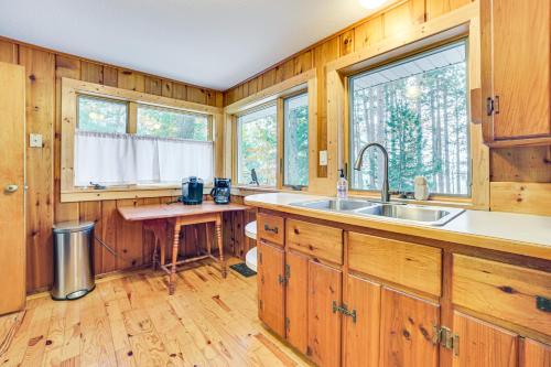 Köök või kööginurk majutusasutuses Extended Stay on Hubbard Lake! Quiet Home with Yard