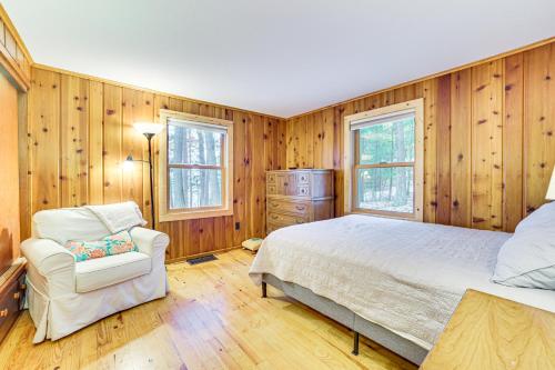 Voodi või voodid majutusasutuse Extended Stay on Hubbard Lake! Quiet Home with Yard toas