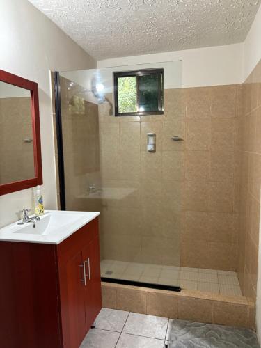 un bagno con doccia e lavandino di Rancho el Cocalito a La Libertad
