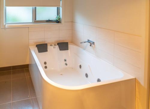 Ένα μπάνιο στο Modern Spacious 4BR Home by a 24Hour Cafe and IGA Ballarat