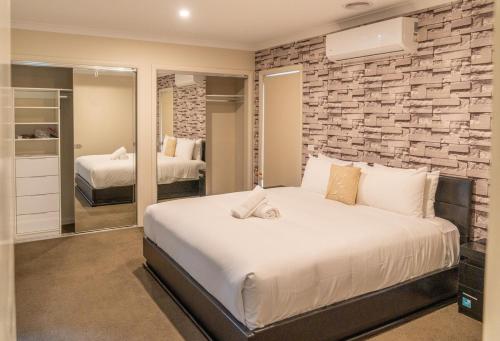 Ένα ή περισσότερα κρεβάτια σε δωμάτιο στο Modern Spacious 4BR Home by a 24Hour Cafe and IGA Ballarat