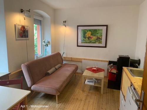 ein Wohnzimmer mit Sofa und Tisch in der Unterkunft Das Haus - Das Marienkaeferhaus in Ürzig