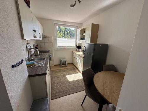 una piccola cucina con lavello e frigorifero di Ferienhäuschen Seekrabbe a Baltrum