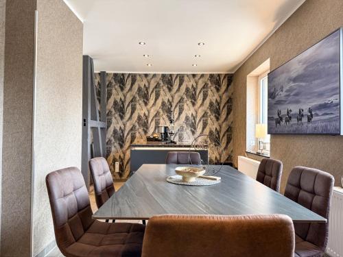 a dining room with a table and chairs at WILD&COZY Ferienhaus mit 160m2, Garage und 2 Bäder in Blankenburg