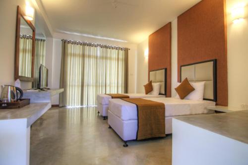 Ένα ή περισσότερα κρεβάτια σε δωμάτιο στο Jade Green Hotel Hambantota