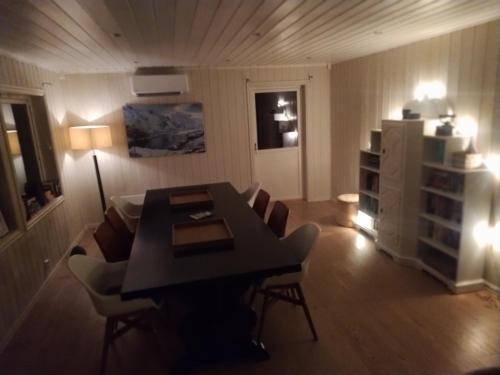 a living room with a dining room table and chairs at Skap Opplevelser in Svingvoll