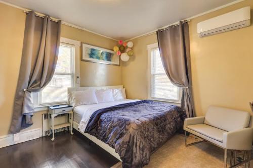 Postel nebo postele na pokoji v ubytování Easy Commute to Newark and NYC! Extended Stay Unit