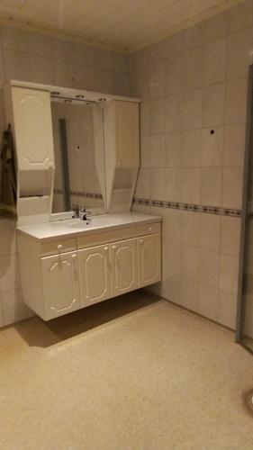 a bathroom with a white sink and a mirror at Skap Opplevelser in Svingvoll
