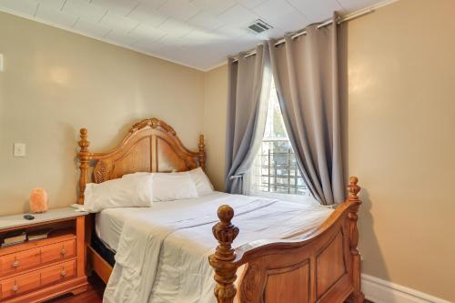 Postel nebo postele na pokoji v ubytování Free Parking Spot! Extended Stay Near Newark and NYC