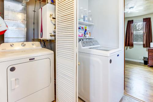 Φωτογραφία από το άλμπουμ του Walk to Old Town Lafayette! Cozy Couples Escape σε Lafayette