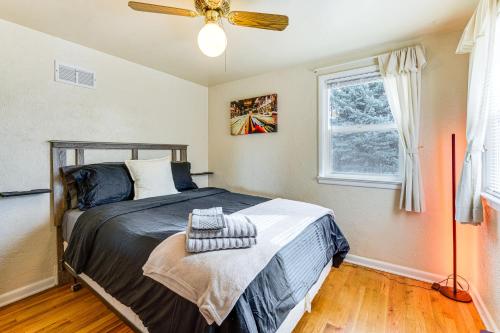 Ένα ή περισσότερα κρεβάτια σε δωμάτιο στο Walk to Old Town Lafayette! Cozy Couples Escape