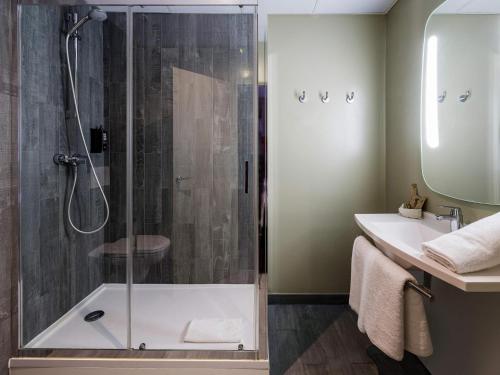 a bathroom with a shower and a sink at Ibis Madrid Fuenlabrada in Fuenlabrada