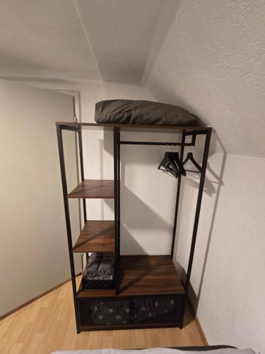 un estante en una habitación con una almohada en Central studio apartment gratis Parkplatz, en St. Gallen